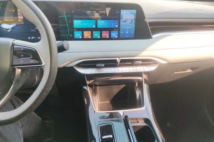 Used Venucia V DD-i 2023 110 km iE Version Audio And AC Panel