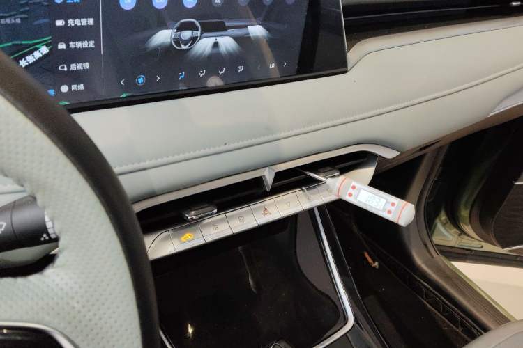 Used Venucia V DD-i 2023 110 km iE Version Audio And AC Panel