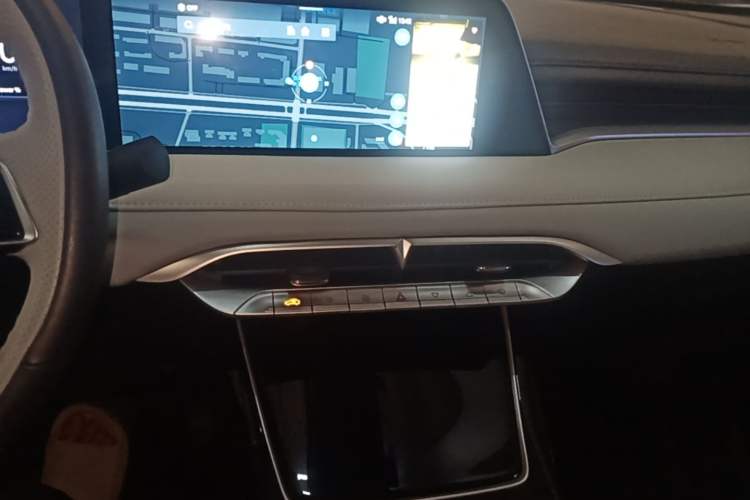 Used Venucia V DD-i 2023 110 km iE Version Audio And AC Panel