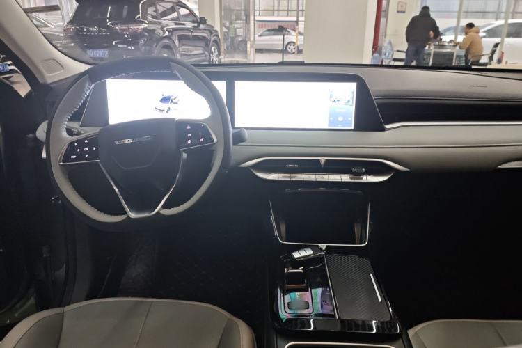 Used Venucia V DD-i 2023 110 km iE Version Center Console