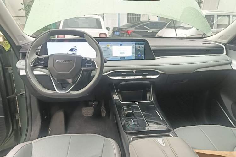 Used Venucia V DD-i 2023 110 km iE Version Center Console