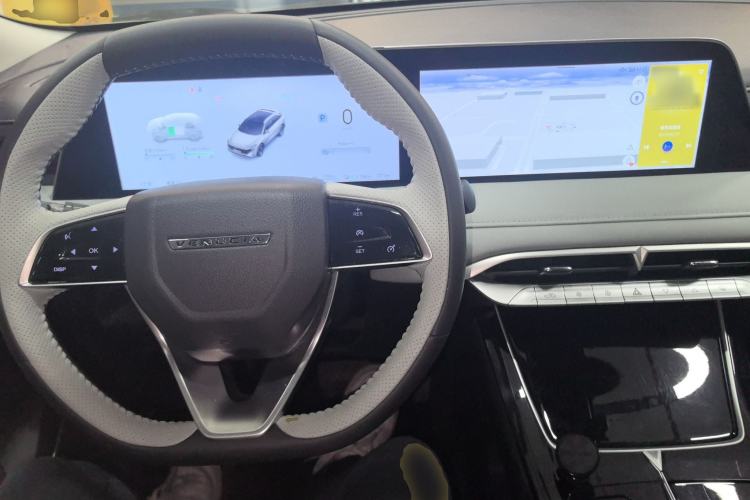 Used Venucia V DD-i 2023 110 km iE Version Center Console