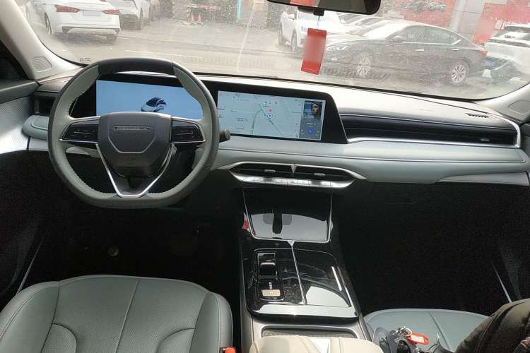 Used Venucia V DD-i 2023 110 km iE Version Center Console