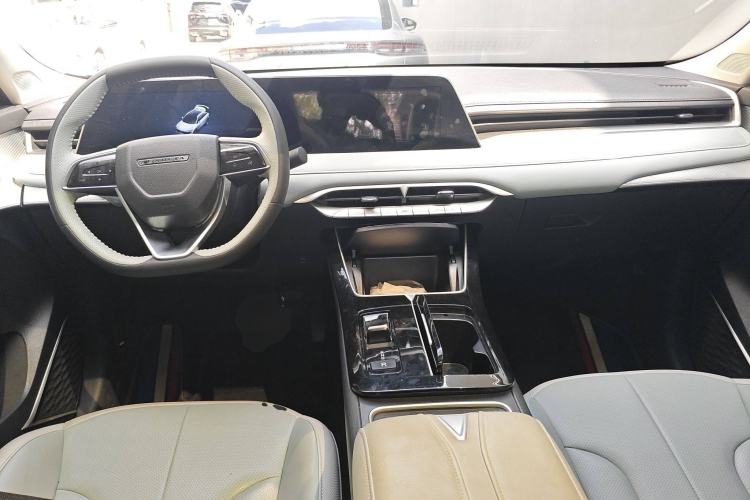Used Venucia V DD-i 2023 110 km iE Version Center Console
