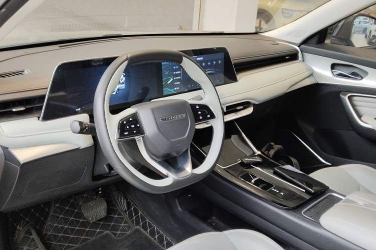 Used Venucia V DD-i 2023 110 km iE Version Center Console