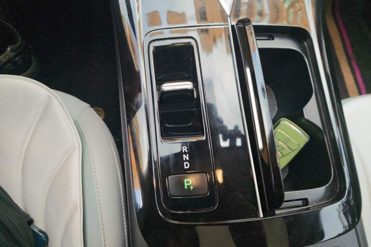 Used Venucia V DD-i 2023 110 km iE Version Gear Lever