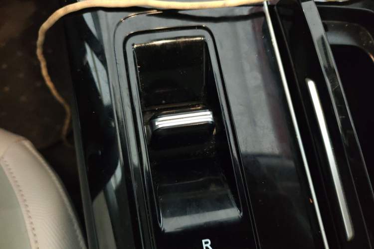Used Venucia V DD-i 2023 110 km iE Version Gear Lever