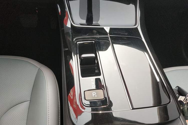 Used Venucia V DD-i 2023 110 km iE Version Gear Lever