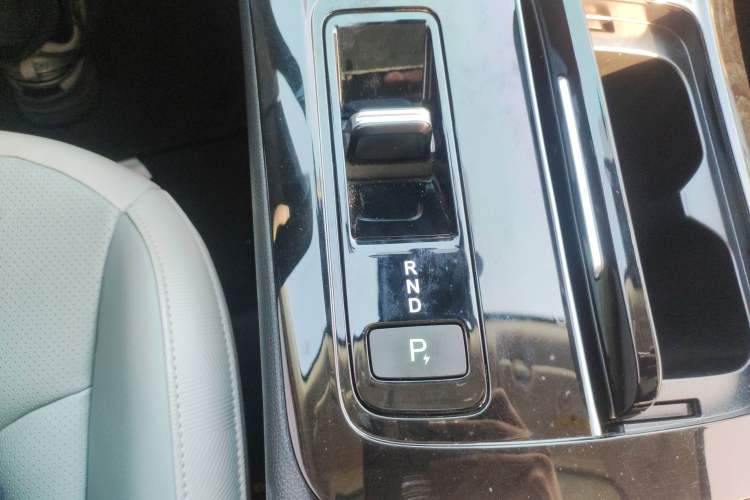 Used Venucia V DD-i 2023 110 km iE Version Gear Lever