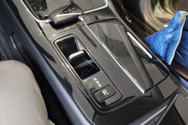 Used Venucia V DD-i 2023 110 km iE Version Gear Lever