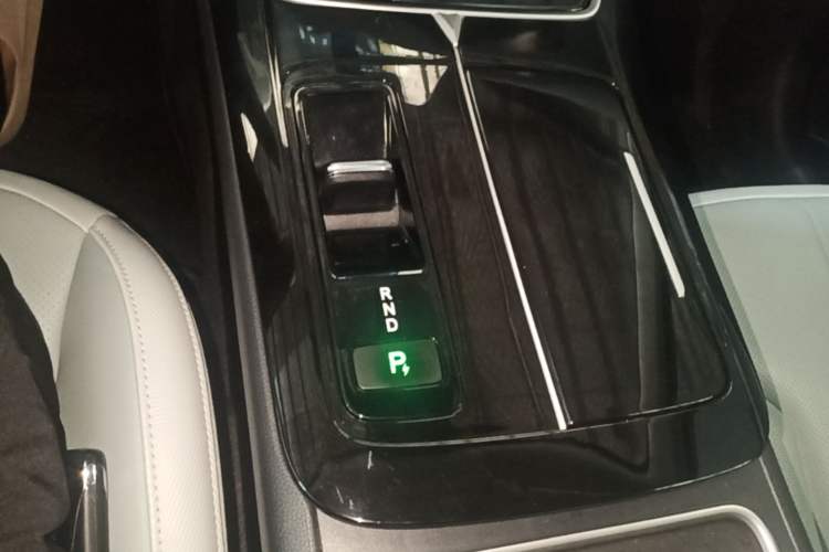 Used Venucia V DD-i 2023 110 km iE Version Gear Lever