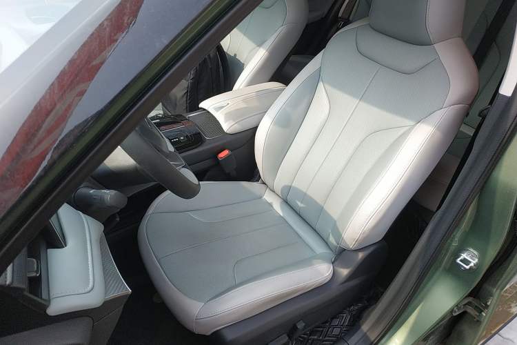 Used Venucia V DD-i 2023 110 km iE Version Left Front Seat