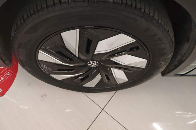 Used Venucia V DD-i 2023 110 km iE Version Left Front Wheel Hub