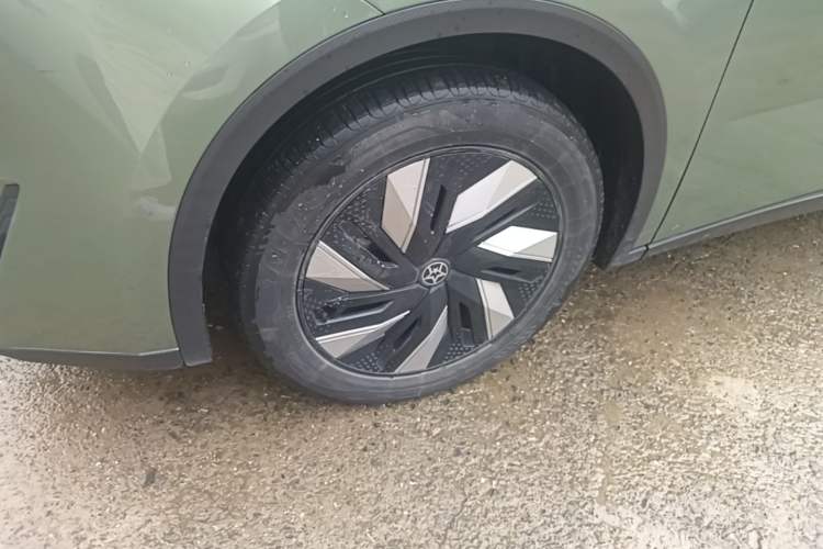 Used Venucia V DD-i 2023 110 km iE Version Left Front Wheel Hub