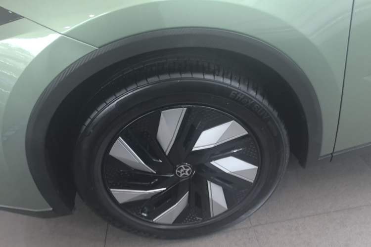 Used Venucia V DD-i 2023 110 km iE Version Left Front Wheel Hub