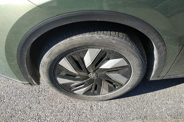 Used Venucia V DD-i 2023 110 km iE Version Left Front Wheel Hub