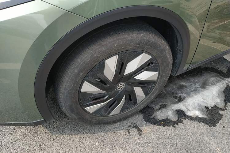 Used Venucia V DD-i 2023 110 km iE Version Left Front Wheel Hub