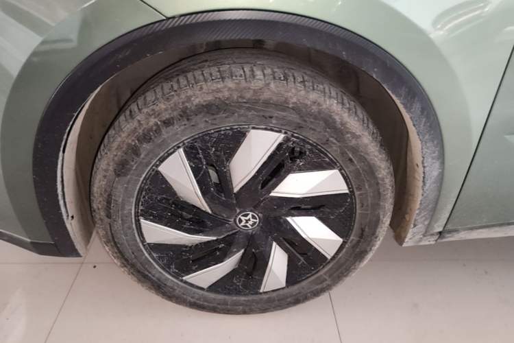 Used Venucia V DD-i 2023 110 km iE Version Left Front Wheel Hub