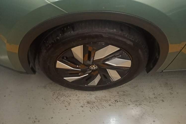 Used Venucia V DD-i 2023 110 km iE Version Left Front Wheel Hub