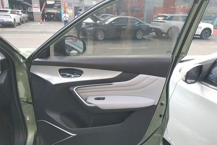 Used Venucia V DD-i 2023 110 km iE Version Right Front Door Interior