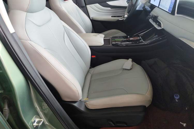 Used Venucia V DD-i 2023 110 km iE Version Right Front Seat