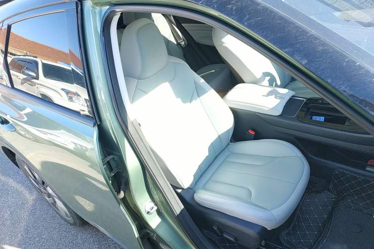 Used Venucia V DD-i 2023 110 km iE Version Right Front Seat