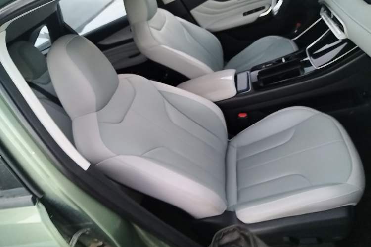 Used Venucia V DD-i 2023 110 km iE Version Right Front Seat