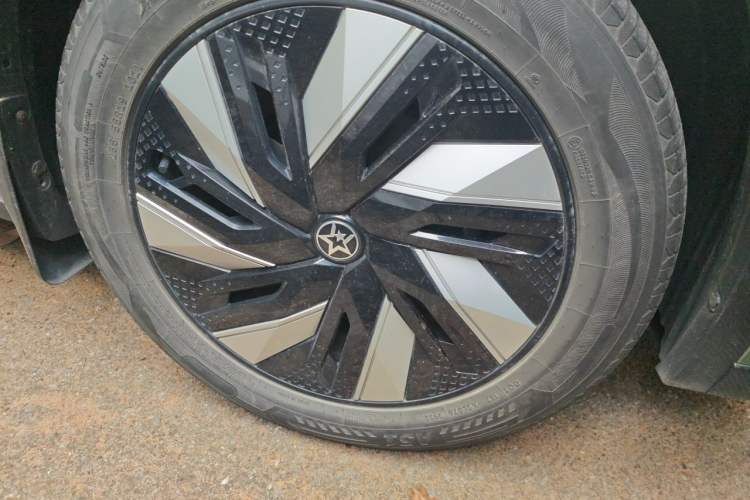 Used Venucia V DD-i 2023 110 km iE Version Right Front Wheel Hub