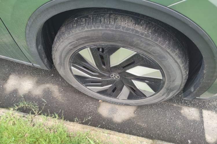 Used Venucia V DD-i 2023 110 km iE Version Right Front Wheel Hub