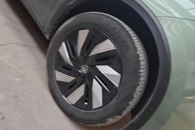 Used Venucia V DD-i 2023 60km iD Version Right Front Wheel Hub