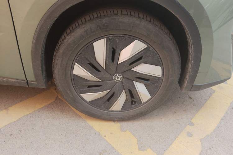Used Venucia V DD-i 2023 110 km iE Version Right Front Wheel Hub