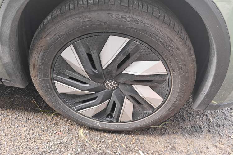 Used Venucia V DD-i 2023 110 km iE Version Right Front Wheel Hub