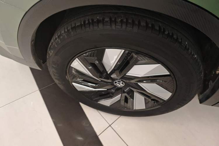 Used Venucia V DD-i 2023 110 km iE Version Right Rear Wheel Hub