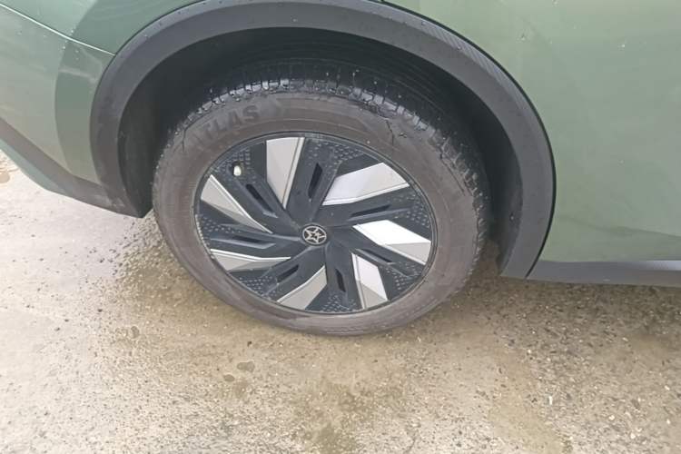 Used Venucia V DD-i 2023 110 km iE Version Right Rear Wheel Hub