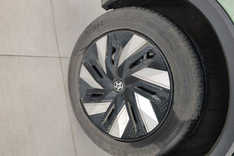 Used Venucia V DD-i 2023 110 km iE Version Right Rear Wheel Hub