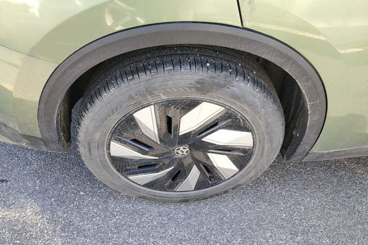 Used Venucia V DD-i 2023 110 km iE Version Right Rear Wheel Hub