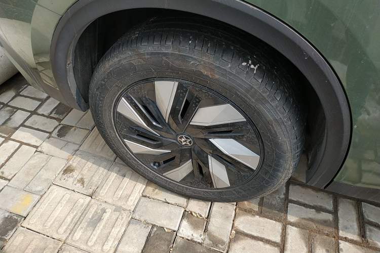 Used Venucia V DD-i 2023 110 km iE Version Right Rear Wheel Hub