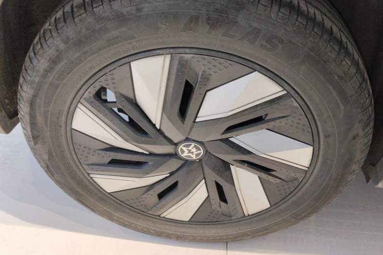 Used Venucia V DD-i 2023 110 km iE Version Right Rear Wheel Hub