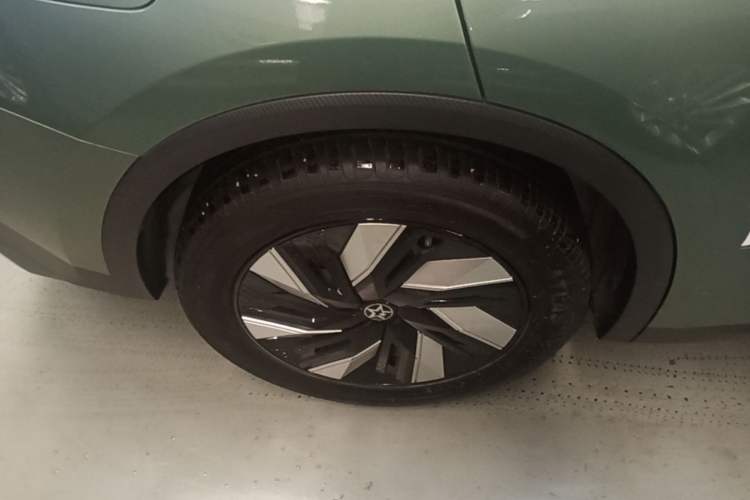 Used Venucia V DD-i 2023 110 km iE Version Right Rear Wheel Hub