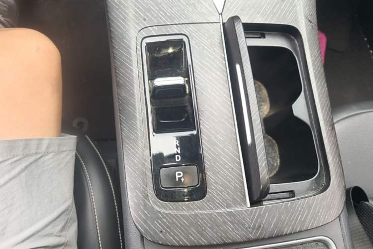 Used Venucia V DD-i 2023 110 km iE Version Gear Lever
