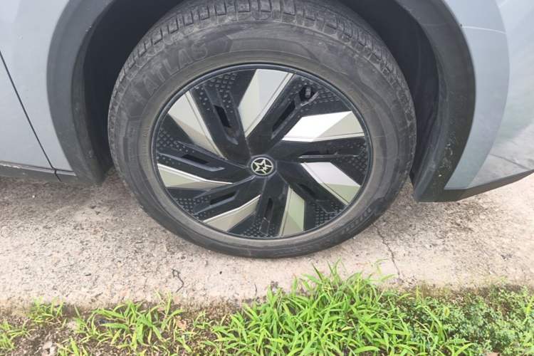 Used Venucia V DD-i 2023 110 km iE Version Right Front Wheel Hub