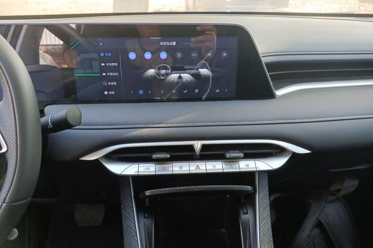 Used Venucia V DD-i 2023 110 km iE Version Audio And AC Panel