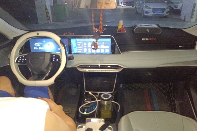 Used Venucia V DD-i 2023 110 km iE Version Center Console