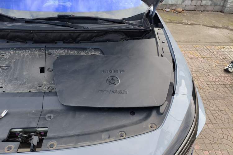 Used Venucia V DD-i 2023 110 km iE Version Engine Bay Left