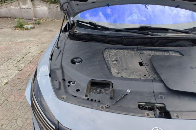 Used Venucia V DD-i 2023 110 km iE Version Engine Bay Right