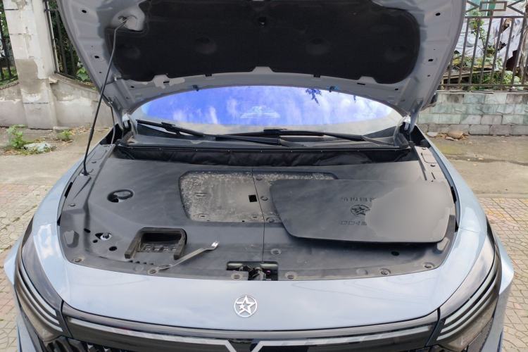 Used Venucia V DD-i 2023 110 km iE Version Engine Bay
