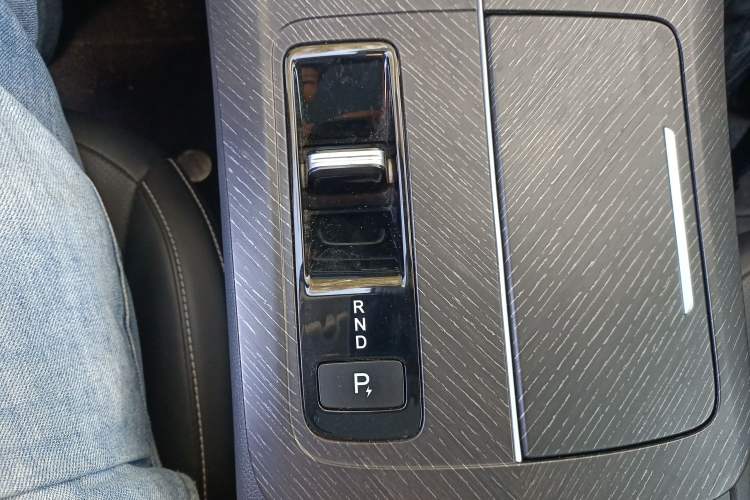 Used Venucia V DD-i 2023 110 km iE Version Gear Lever