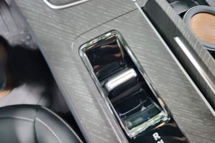 Used Venucia V DD-i 2023 110km iT Version Gear Lever