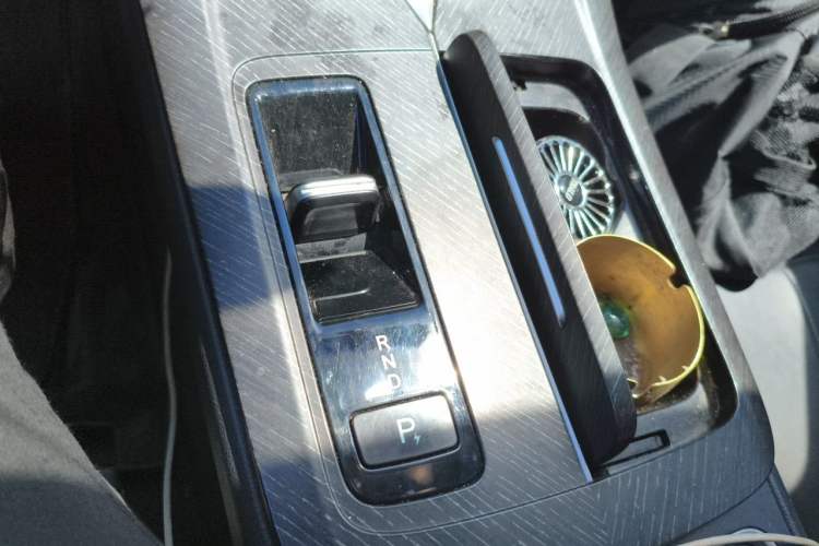Used Venucia V DD-i 2023 60km iD Version Gear Lever