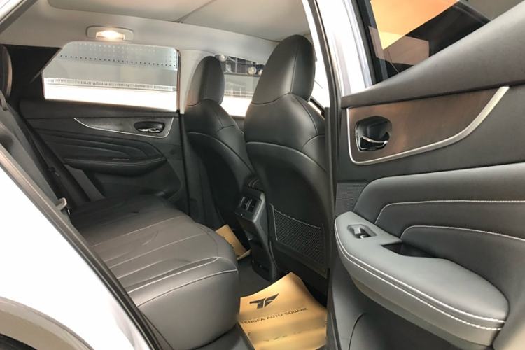 Used Venucia V DD-i 2023 60km iD Version Headliner